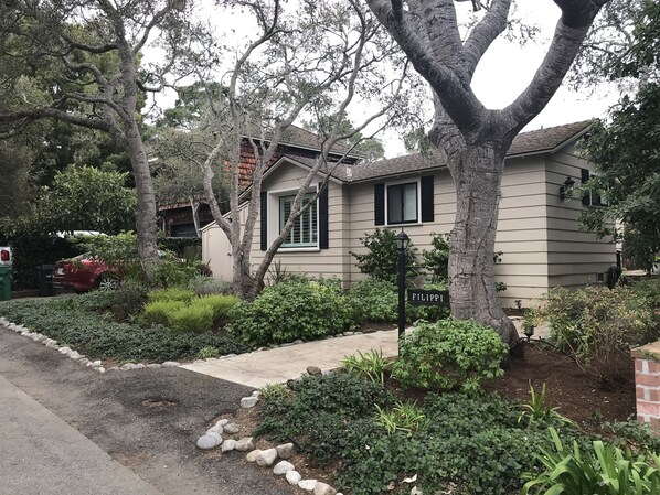 Perfectly located, 7 blocks to beach and town