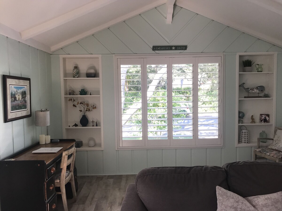 Classic & Charming Beach Cottage In Golden Rectangle, Easy walk to town & beach