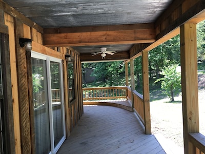 NEW  2-story cabin less than 2 miles from the square