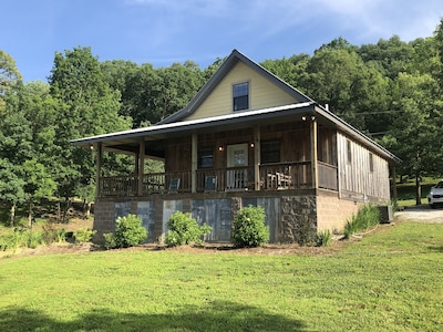 NEW  2-story cabin less than 2 miles from the square