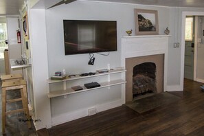 HDTV, DVD and Gas Logs.