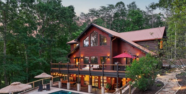Southern Hospitality Lodge, swimming pool, 12 foot hot tub, poolside fire pit