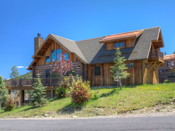 Powder Ridge Manitou 13, Exterior