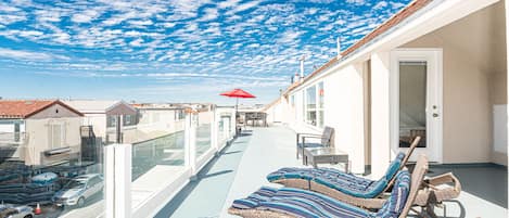 Panoramic views, including peek-a-boos of the ocean, are a guest favorite on the large, third level deck. Lots of sunny seating and an enclosed bonus room as well.