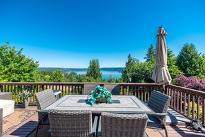 Main floor deck & dining 