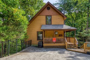 Pigeon Forge Pet Friendly Cabin "Treeside" - Parking area