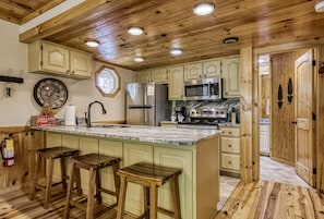 Smoky Mountain Pet Friendly Cabin "Treeside" - Bar top and kitchen