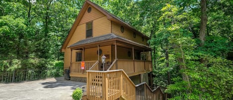 Pigeon Forge Pet Friendly Cabin "Treeside" - Main Level Wraparound Entry Deck