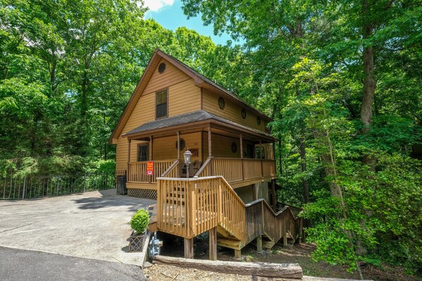 Pigeon Forge Pet Friendly Cabin "Treeside" - Main Level Wraparound Entry Deck