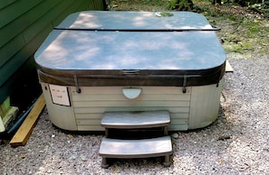 Hot tub with lid closed
