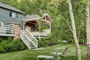 Summer View - Sectional Seating, Firepit, Dining Table, Hot Tub, Large Yard
