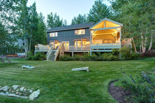 Summer View - Sectional Seating, Firepit, Dining Table, Hot Tub, Large Yard