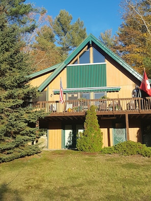 Lovely Haus Cronov, large deck w/Grill overlooking huge yard and great porch