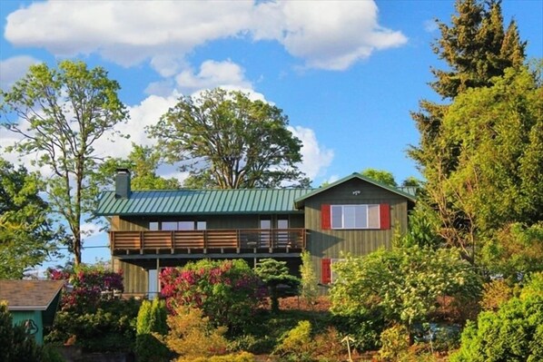 Upper floor, with option for whole house, perched on  a small bluff for the view