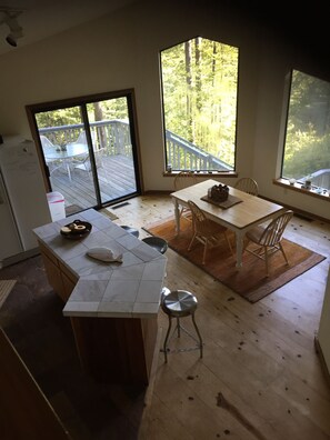 dining area, kitchen counter