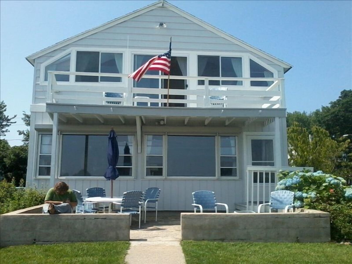 Beautiful Waterfront Beach House for Family Vacations