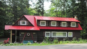 Classic mountain lodge retreat!