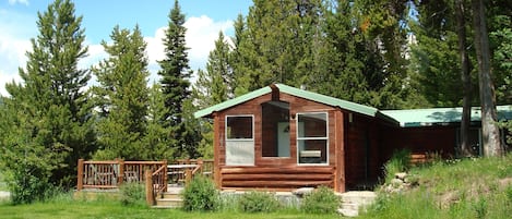 No cookie-cutter cabin here! With the Kozy Cabin you have room to breathe.