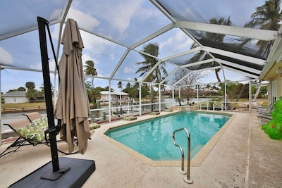 Prime location! Family/pet friendly, private pool, lanai, dock, boat lift &more.