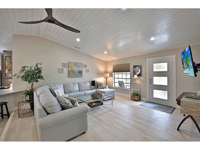 Prime location! Family/pet friendly, private pool, lanai, dock, boat lift &more.