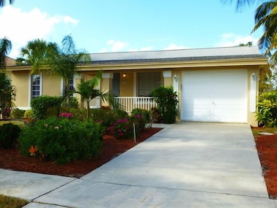 Prime location! Family/pet friendly, private pool, lanai, dock, boat lift &more.