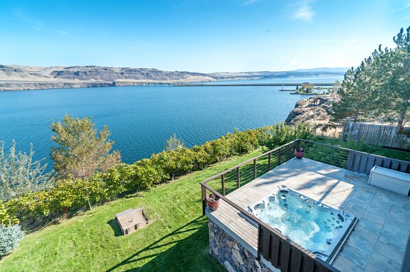 The view from the top deck overlooking the Columbia River and the Viking Spa