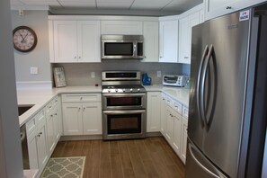 Fully equipped kitchen w/ oven, french door refrig, dw, micro, keurig & toaster