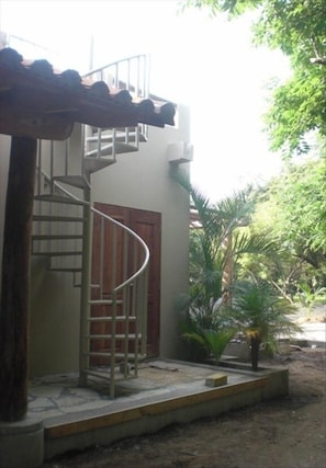 Side of house, leading to upper patio