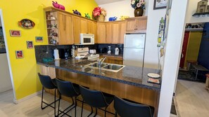 Beaver Creek West Condo C-4 kitchen with breakfast bar
