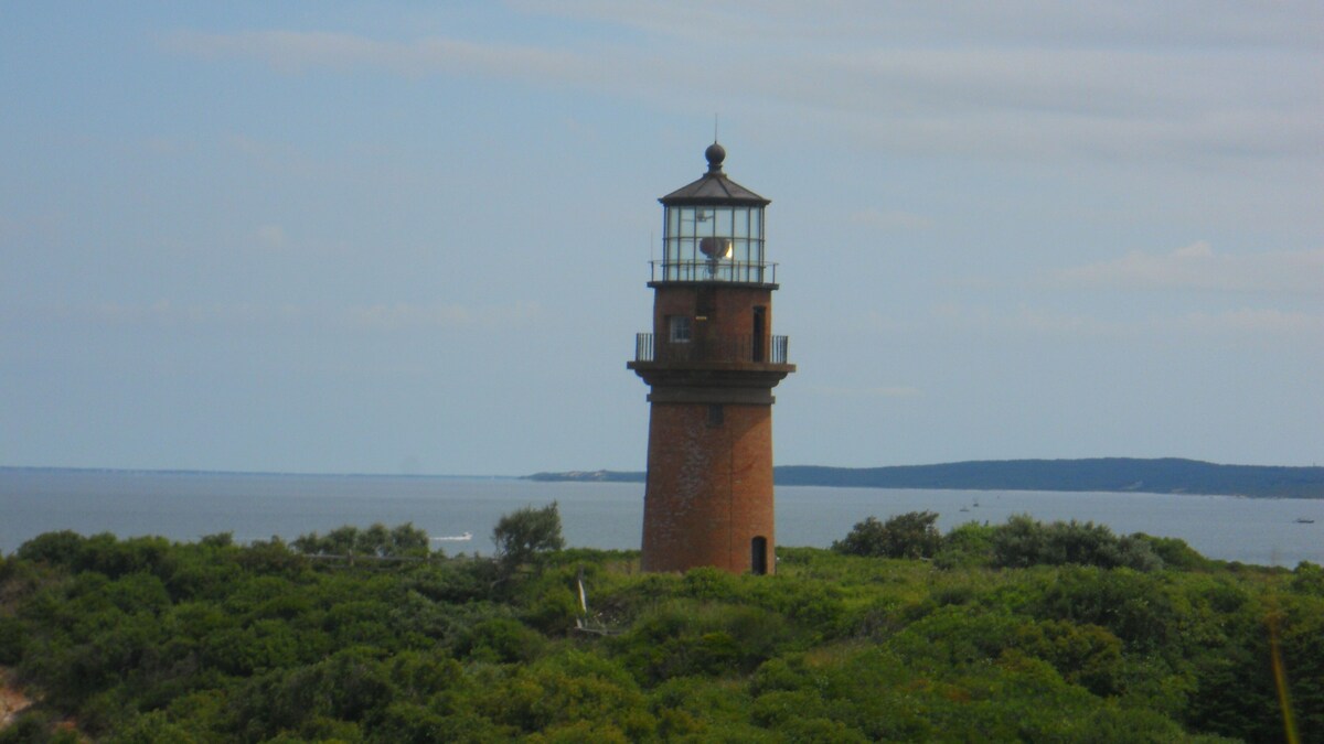 Marthas Vineyard Edgartown Cottage – Easy walk to village, outdoor shower, linen