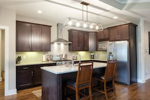 Onto the spacious, beautiful kitchen!