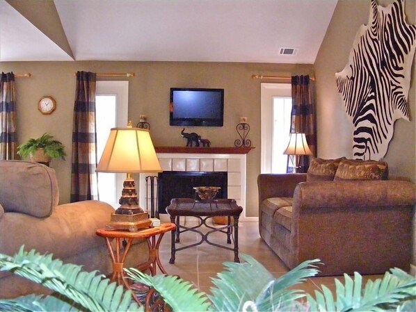 Spacious Living Area With Vaulted Ceiling, 17" Tile Flooring, Drapes & LCD T
