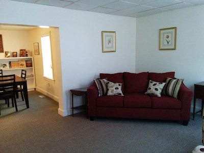 Enjoy In Town Convenience, 10 Minute Walk From Lincoln Square