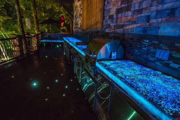 Luxury Pigeon Forge Cabin "Crystal Waters" - Glowing Outdoor Kitchen Countertops