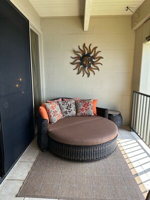 New comfy daybed for relaxing on the lanai!