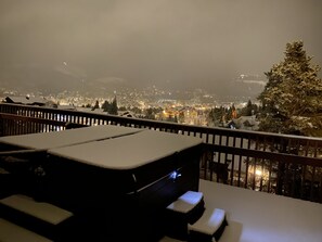 Of course, it's a hot tub on a snowy night.