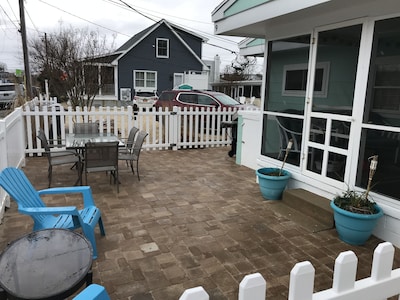 Newly Decorated Beach Cottage- Steps To The Beach