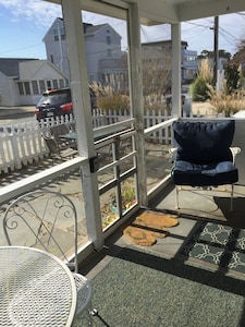 Newly Decorated Beach Cottage- Steps To The Beach