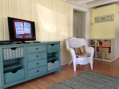 Newly Decorated Beach Cottage- Steps To The Beach