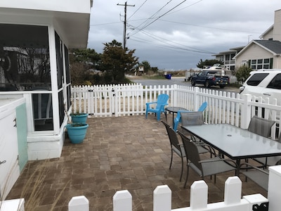 Newly Decorated Beach Cottage- Steps To The Beach