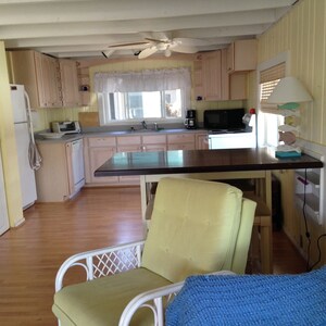 Newly Decorated Beach Cottage- Steps To The Beach