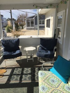 Newly Decorated Beach Cottage- Steps To The Beach