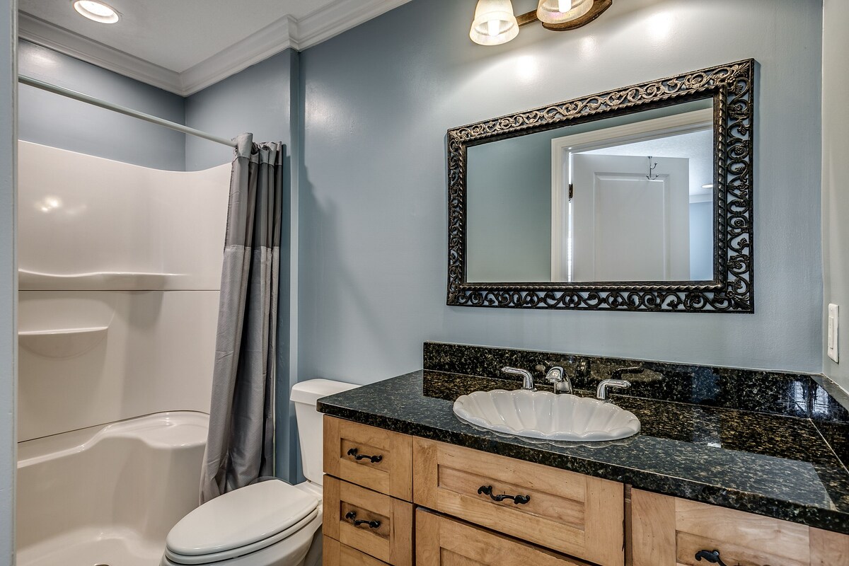 SEA FOAM – PRIVATE POOL, HOT TUB AND ELEVATOR 5 BR 5 1/2 BATH