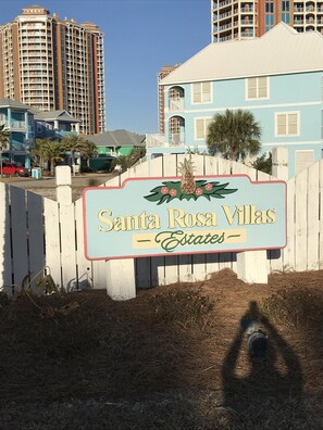 Neighborhood sign
Santa Rosa Villas Estates