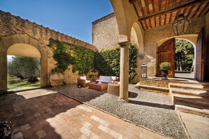 Courtyard (entrance side), with direct access to the villa, garden & swimming pool