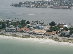 Beautiful Gulf Of Mexico ( Middle Building With Deck Across Front)