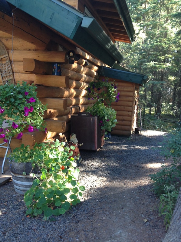 View as you walk to the side door entrance where we have a quiet second rental