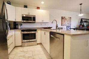 Well-equipped, full-size kitchen