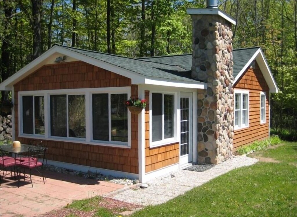 nowland-lake-cottage-600ft-wf-near-charlevoix-charlevoix