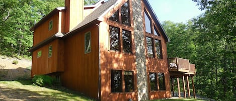 The house overlooking the beautiful mountain scenery. 